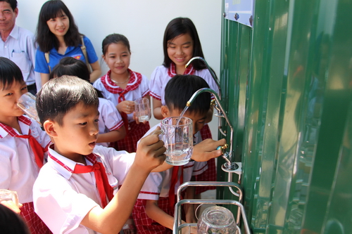 Học sinh trường Tiểu học Thăng Trị sử dụng nước sạch từ ông trình thanh niên cấp tỉnh “Hệ thống lọc nước sạch”
